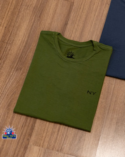 REMERA NY BASICA VERDE MUSGO MASC