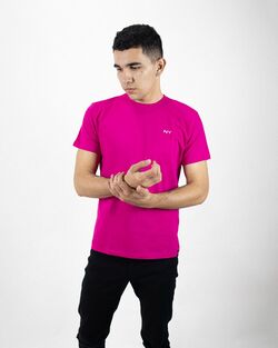 REMERA NY BASICA ROSA OSCURO MASC 239NYB031612