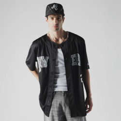 REMERA NEW ERA STREET GRAPHIC NEGRO BOTON